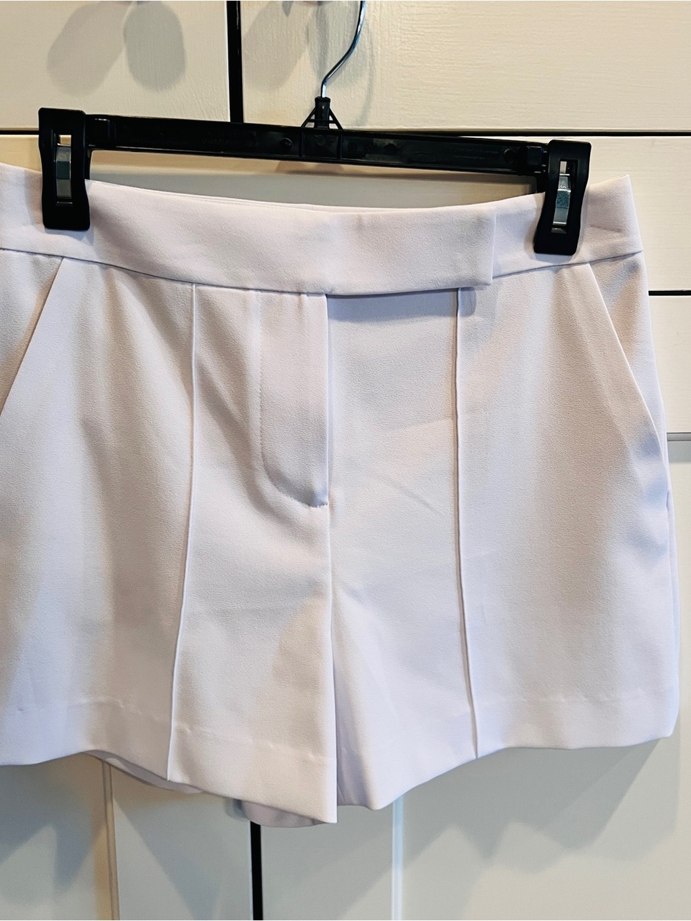 Alice + Olivia White Pleat Front Womens Shorts-size 4